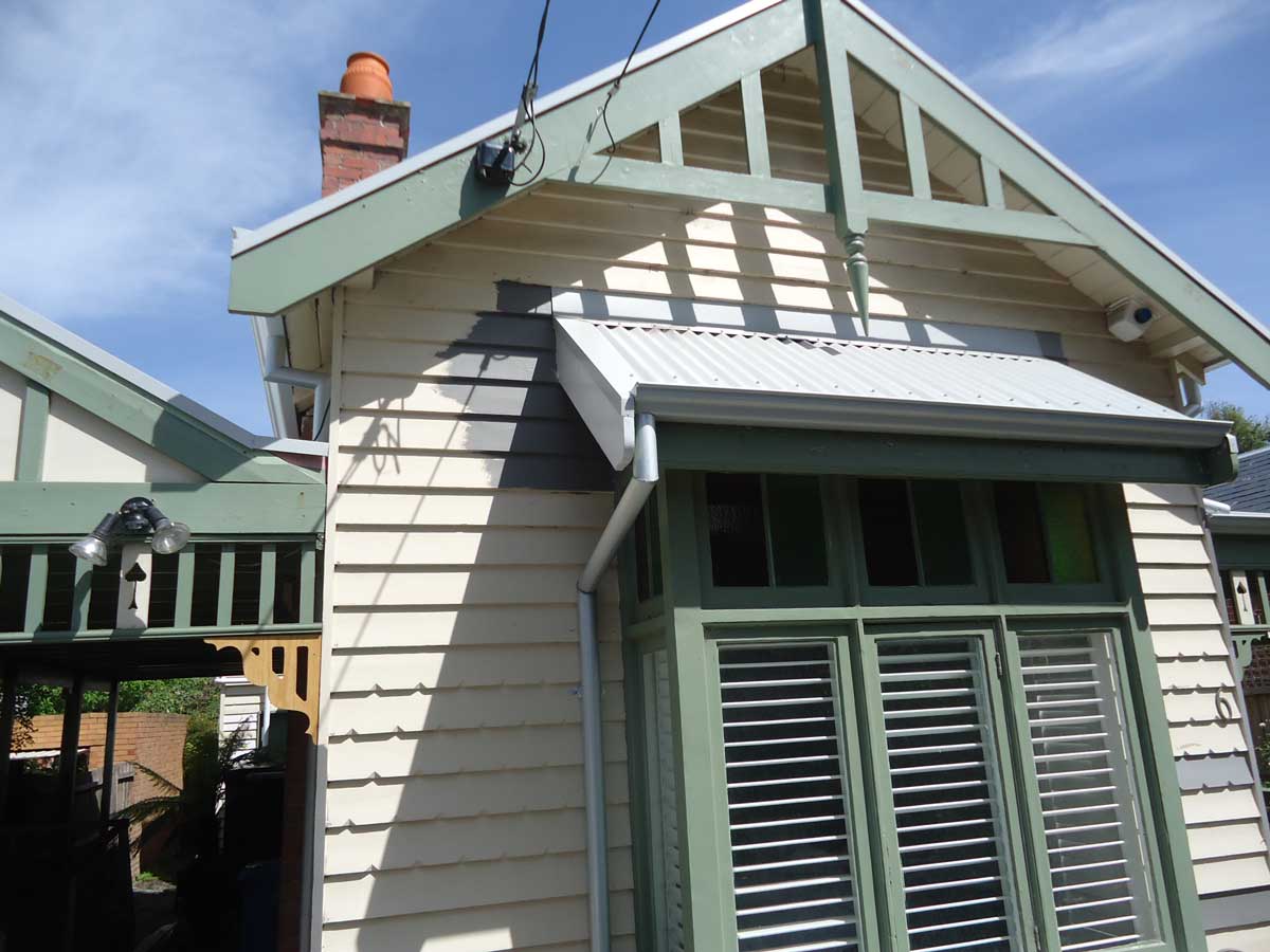 Freshly maintained Bayside home exterior ready for auction