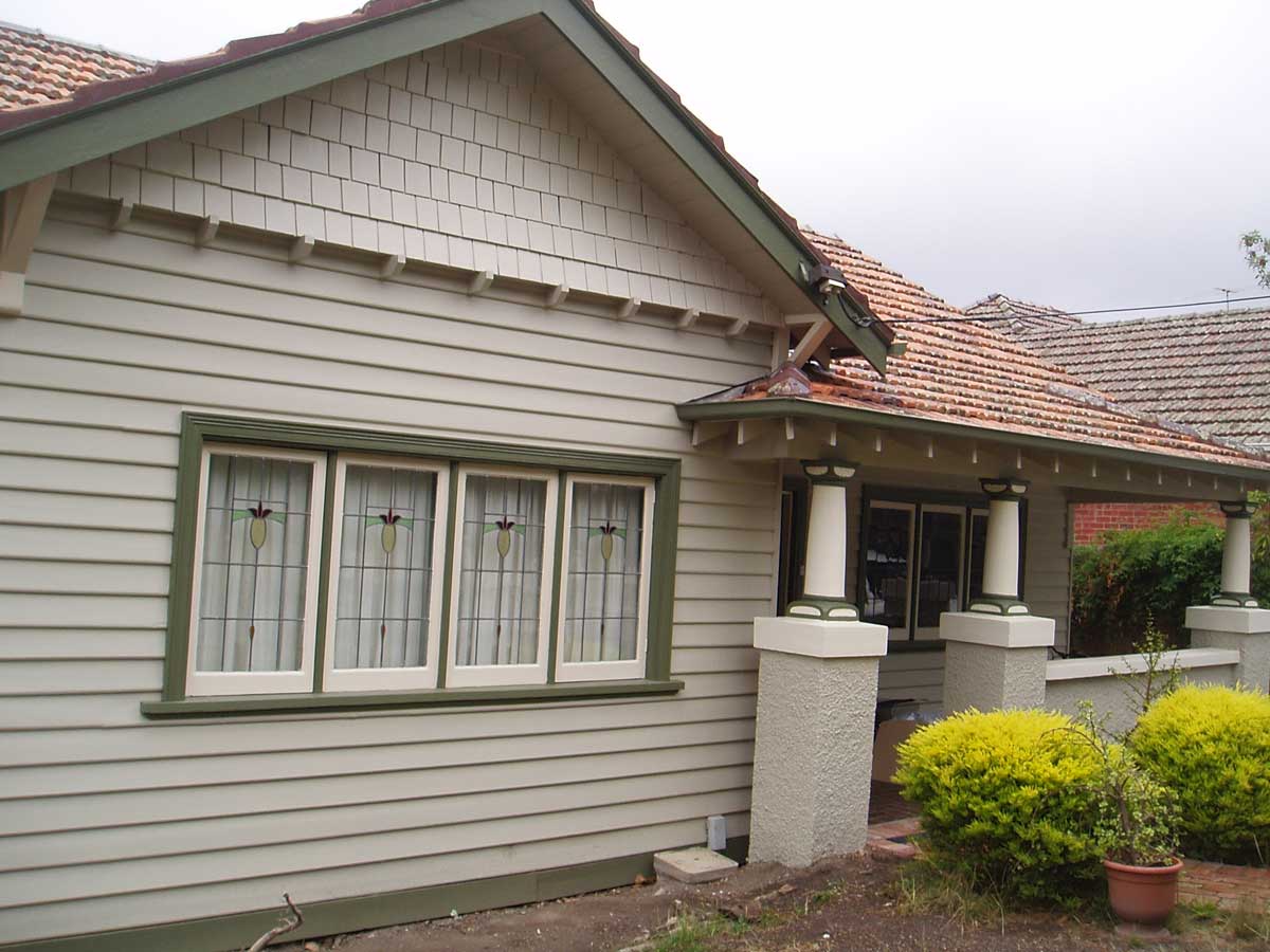 Californian bungalow exterior with cream weatherboards and green trim